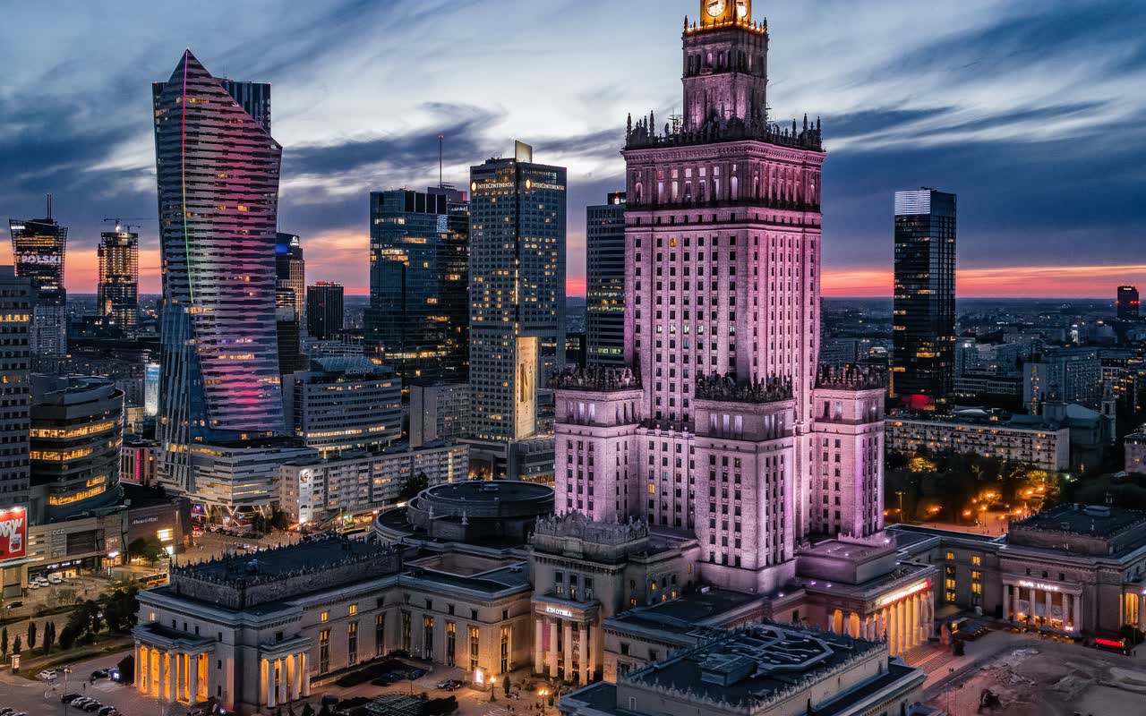 Pałac Kultury i Nauki oraz wieżowce centrum Warszawy o zmierzchu, widziane z góry