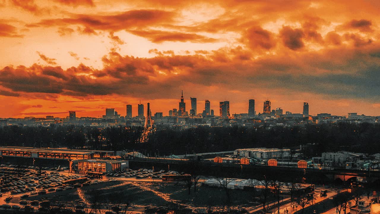 Panorama Warszawy o zachodzie słońca z wieżowcami centrum