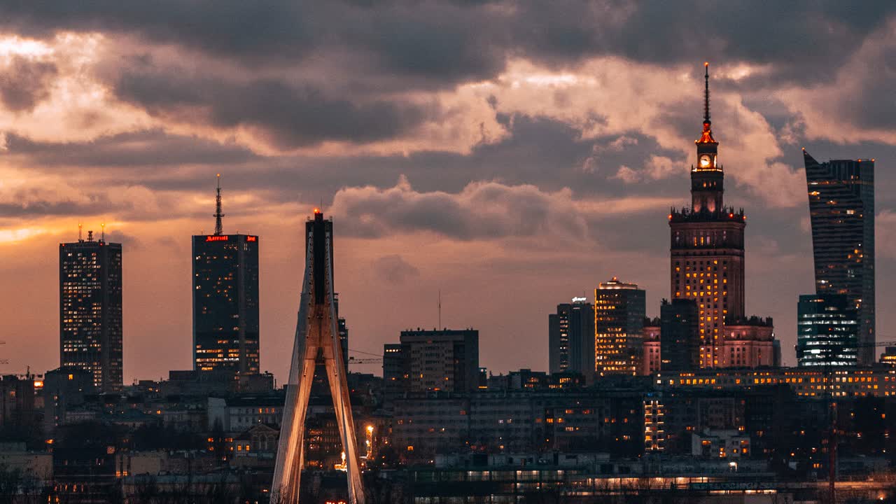 Panorama Warszawy o zmierzchu z wieżowcami centrum i mostem nad Wisłą